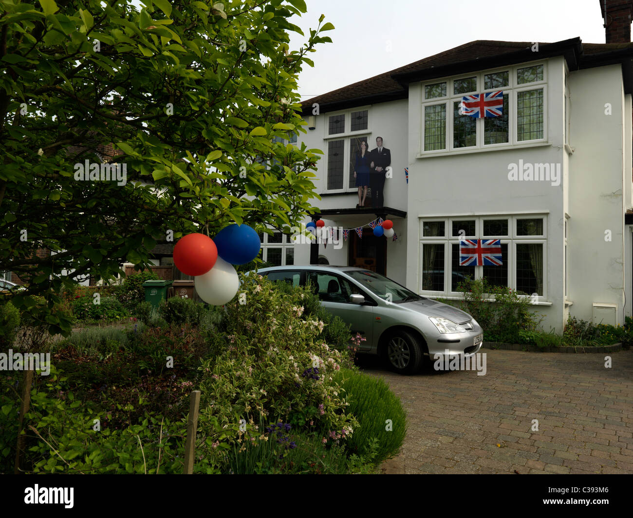Casa decorata per il Royal Wedding Street Party con taglio fuori del principe William e Catherine Middlerton Foto Stock