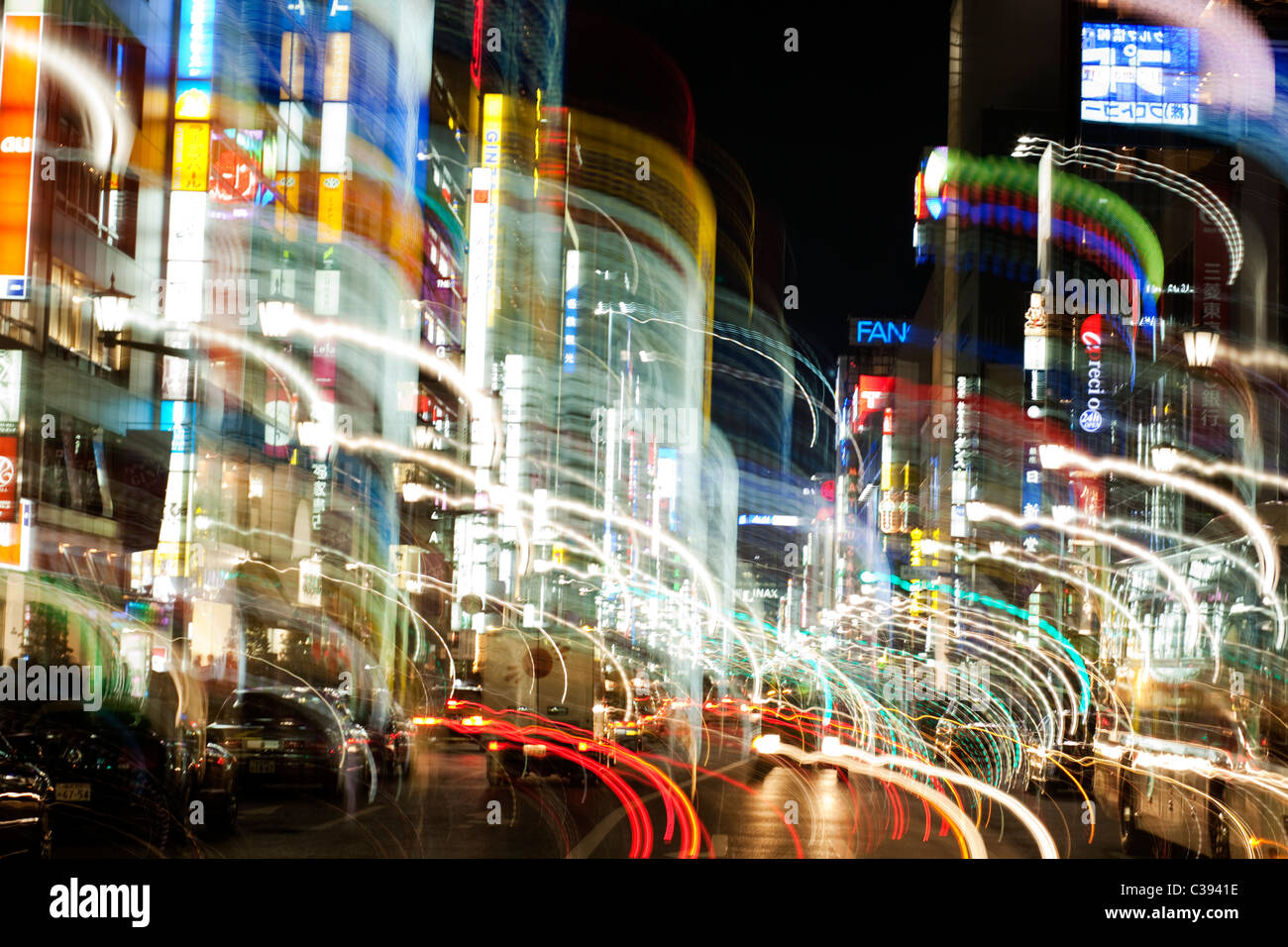 Tracce di luce dalla segnaletica stradale A TOKYO GIAPPONE Foto Stock