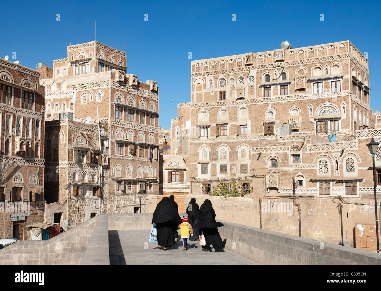 Scena di strada in sanaa città vecchia in Yemen Foto Stock