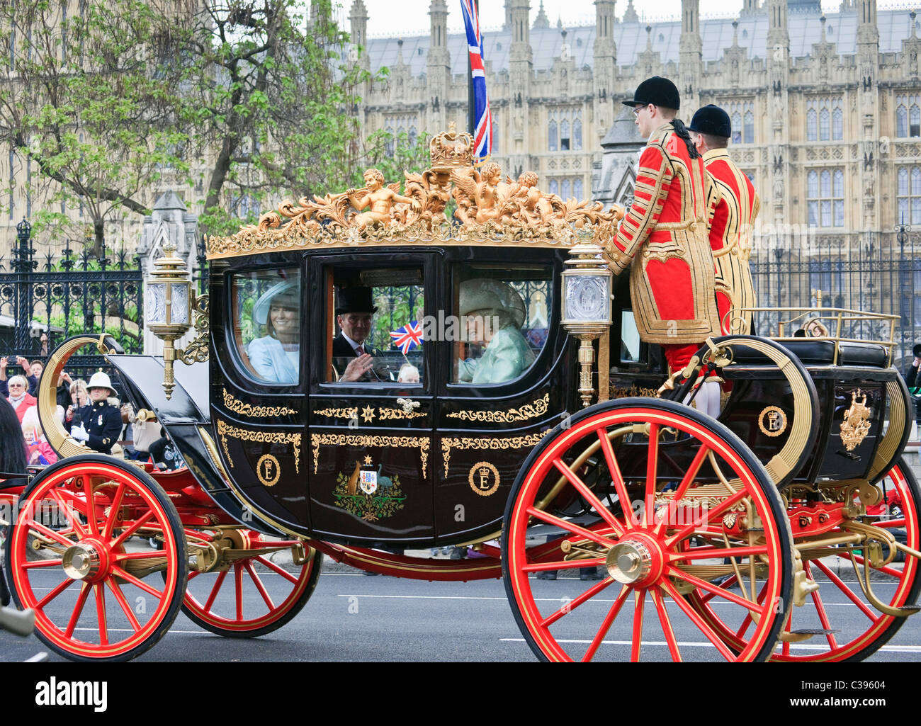 Il signor e la signora Middleton con Camilla equitazione di trasporto dopo il Royal Wedding di Prince William e Kate nel 2011. Londra Inghilterra Regno Unito Gran Bretagna Foto Stock