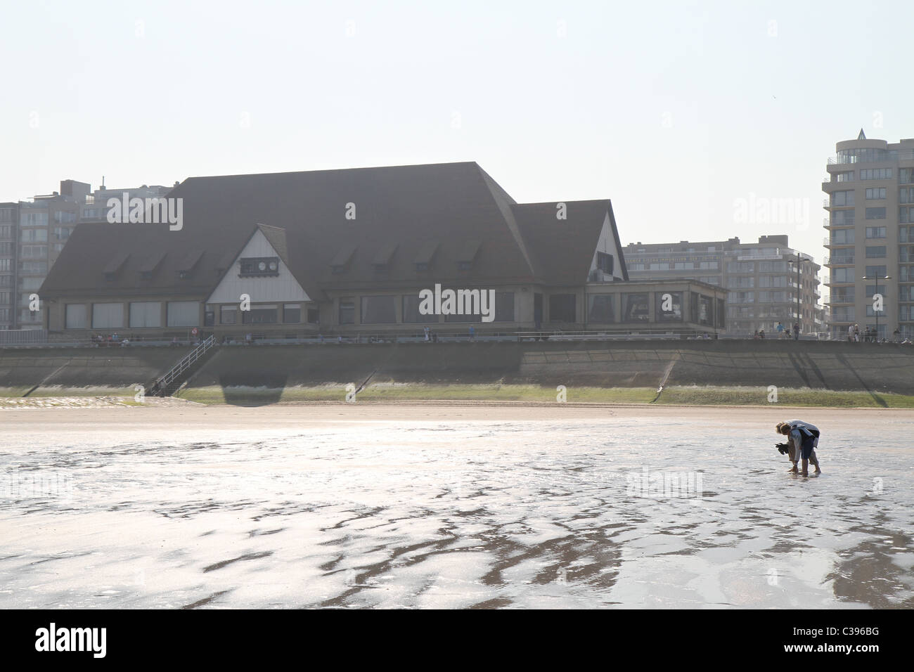 Primavera presso la costa belga in Middelkerke, nei pressi del casinò al Boardwalk. Foto Stock