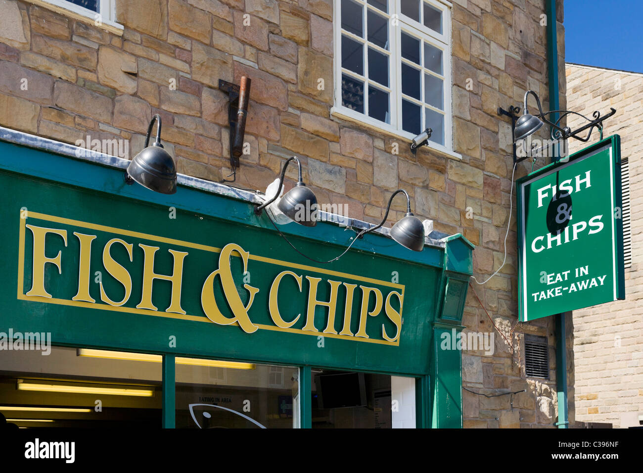 Il tradizionale pesce e Chip Shop, Bakewell, il Peak District, Derbyshire, Regno Unito Foto Stock