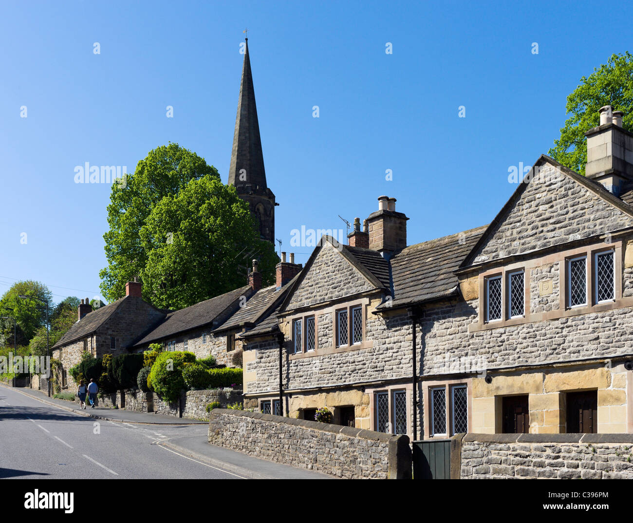 Il campanile della Parrocchia di Tutti i Santi Chiesa dalla Chiesa sud Street, Bakewell, il Peak District, Derbyshire, Regno Unito Foto Stock