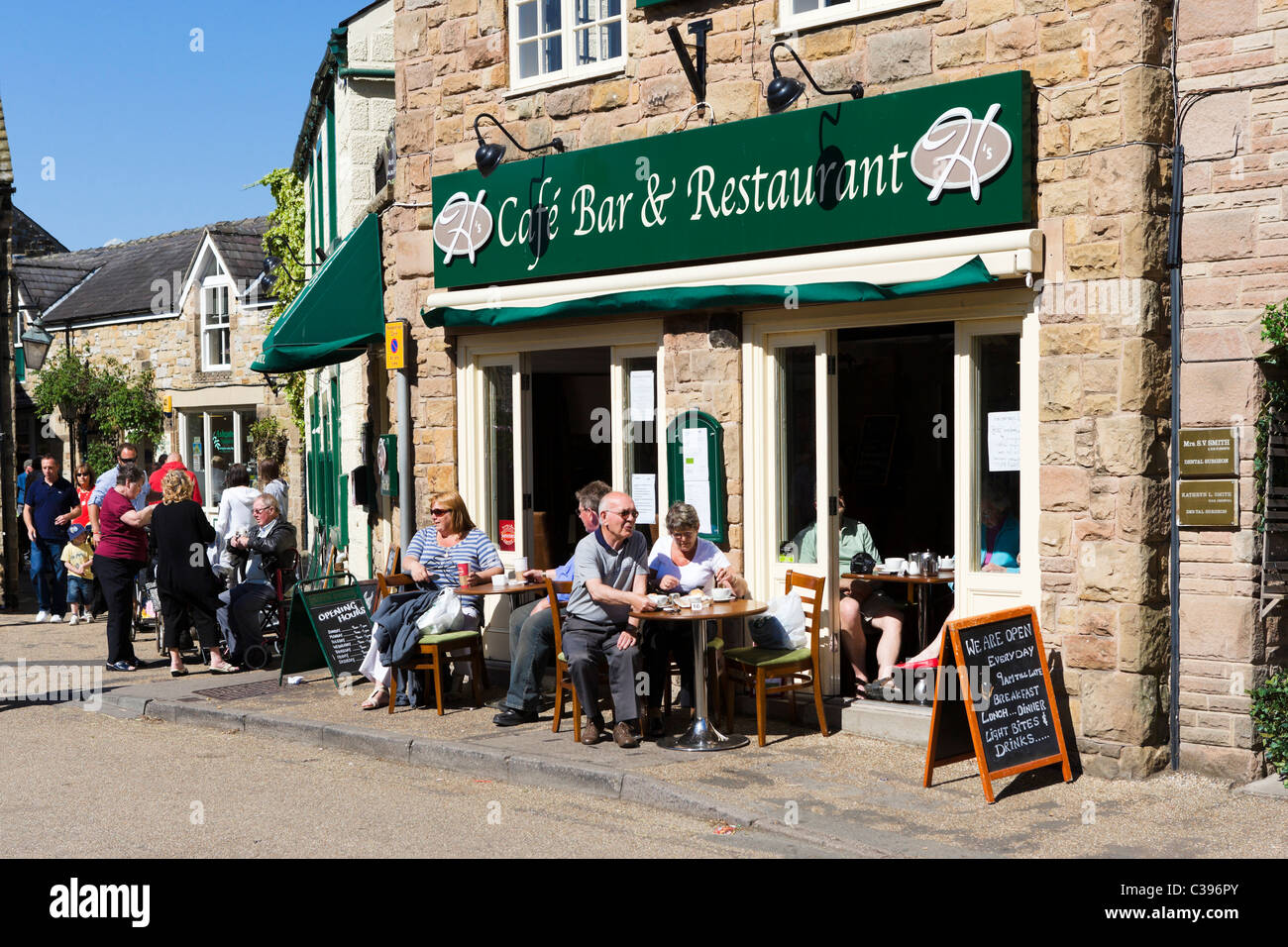 Cafe nel centro del paese, i primi di maggio weekend festivo, Bakewell, il Peak District, Derbyshire, Regno Unito Foto Stock