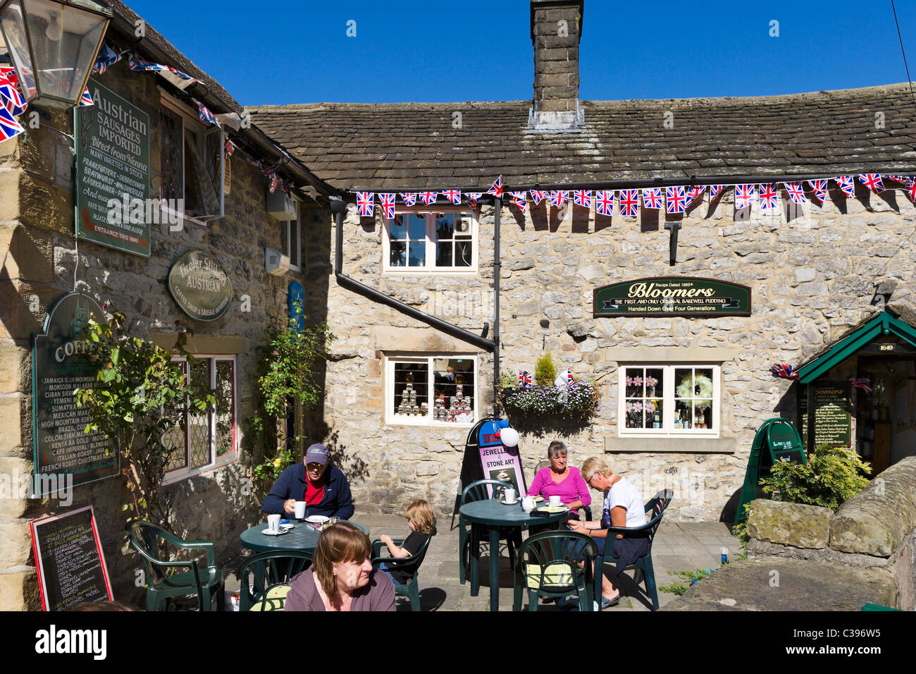 Cafe nel centro del villaggio durante il fine settimana del 2011 Royal Wedding, Bakewell, il Peak District, Derbyshire, Regno Unito Foto Stock