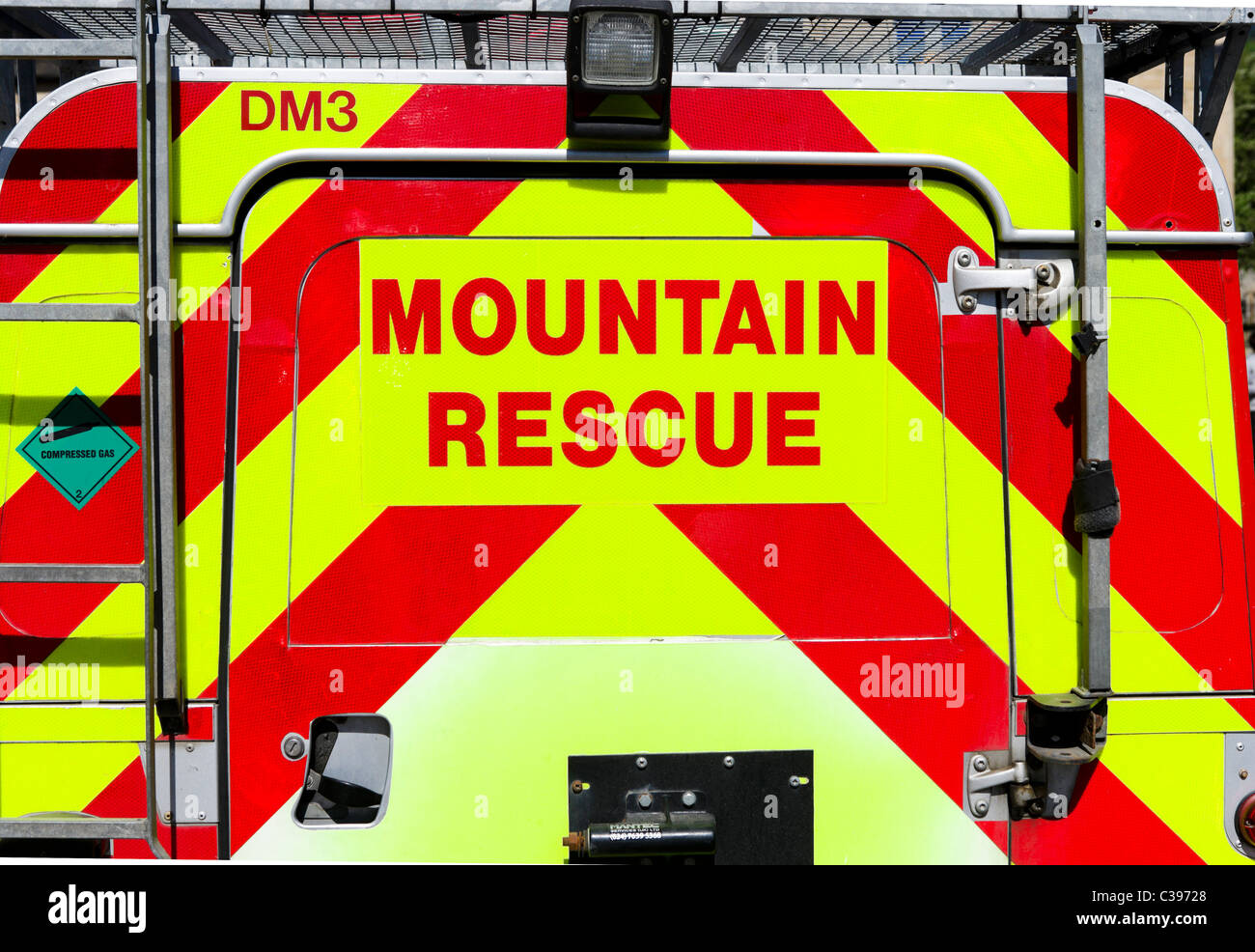 Retro di un soccorso alpino Land Rover, Bakewell, il Peak District, Derbyshire, Regno Unito Foto Stock