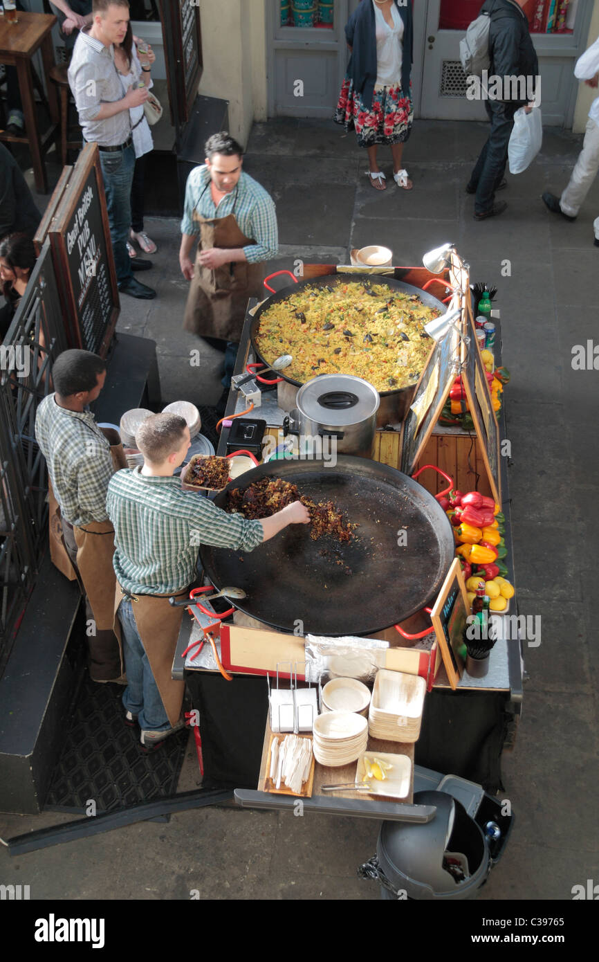 Pressione di stallo di Paella nel famoso mercato di Covent Garden di Londra, Regno Unito. Foto Stock