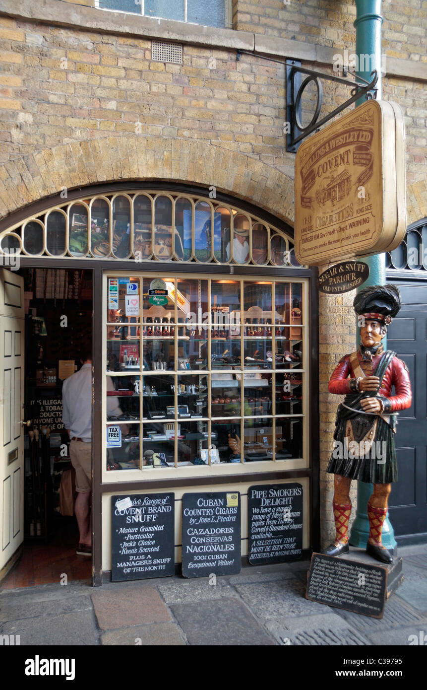 La Segar e tabacco da fiuto Parlor shop nel famoso mercato di Covent Garden di Londra, Regno Unito. Foto Stock