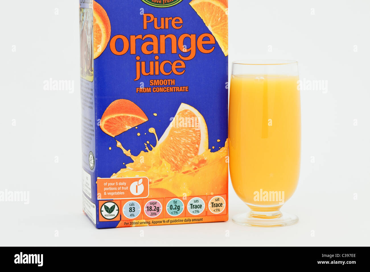 Bicchiere di succo d'arancia puro, liscio e a lunga durata, concentrato e scatola per bevande con etichette per alimenti su sfondo bianco. Inghilterra Regno Unito Gran Bretagna Foto Stock