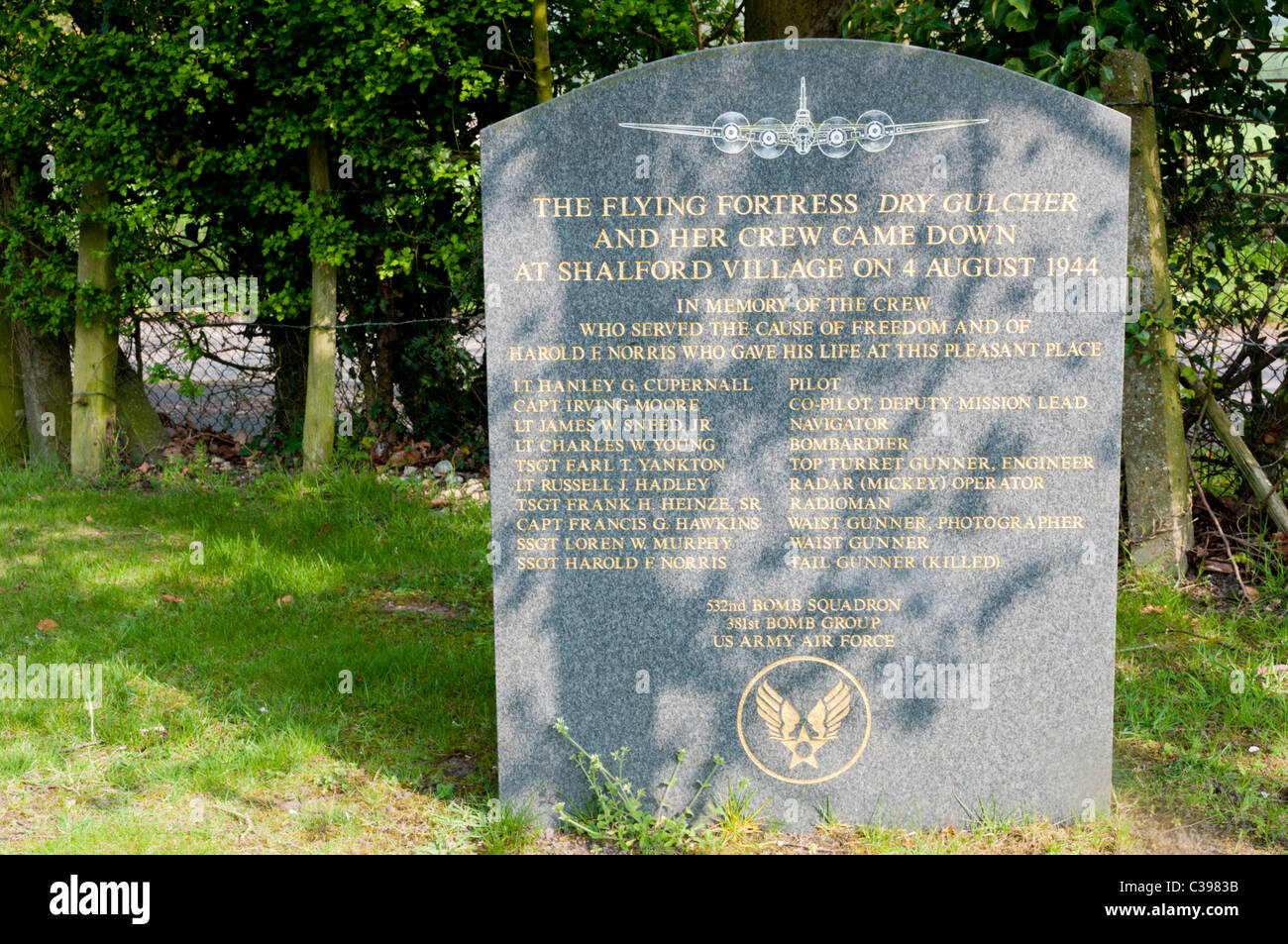 Un memoriale di un aeromobile di guerra in crash Shalford, Essex. I dettagli completi di descrizione. Foto Stock