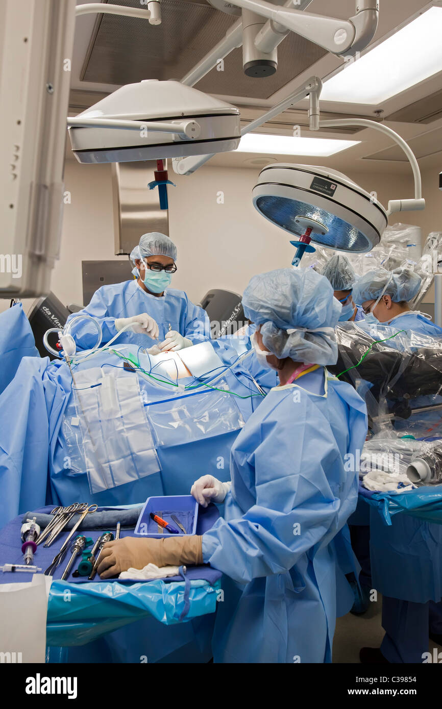Detroit, Michigan - Dott. Robert Morris si prepara un paziente di cancro per la chirurgia robotica presso San Giovanni ospedale. Foto Stock