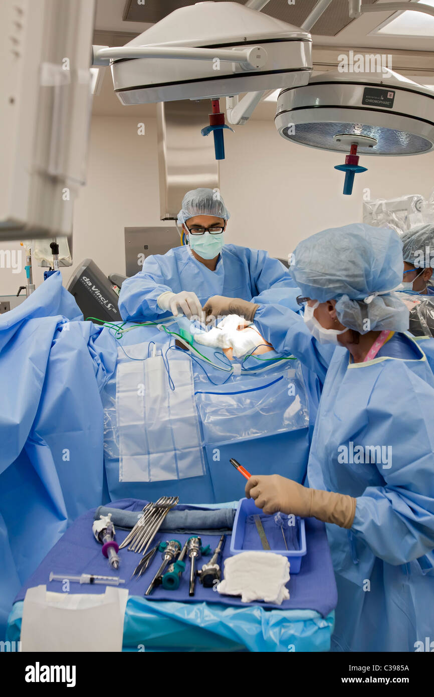 Detroit, Michigan - Dott. Robert Morris si prepara un paziente di cancro per la chirurgia robotica presso San Giovanni ospedale. Foto Stock