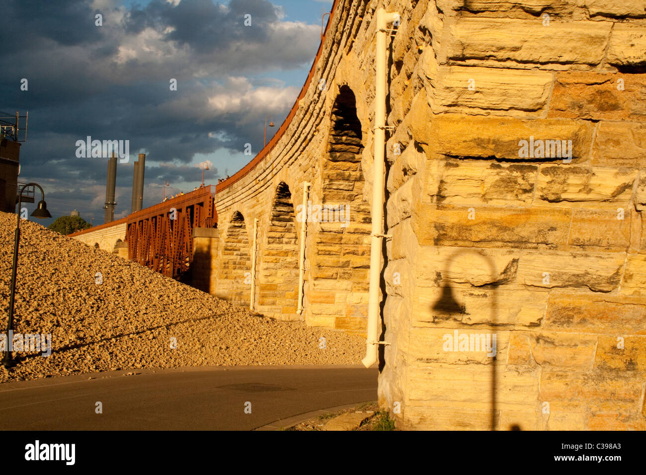 La pietra il ponte di arco in serata con il tramonto. Minneapolis Minnesota MN USA Foto Stock