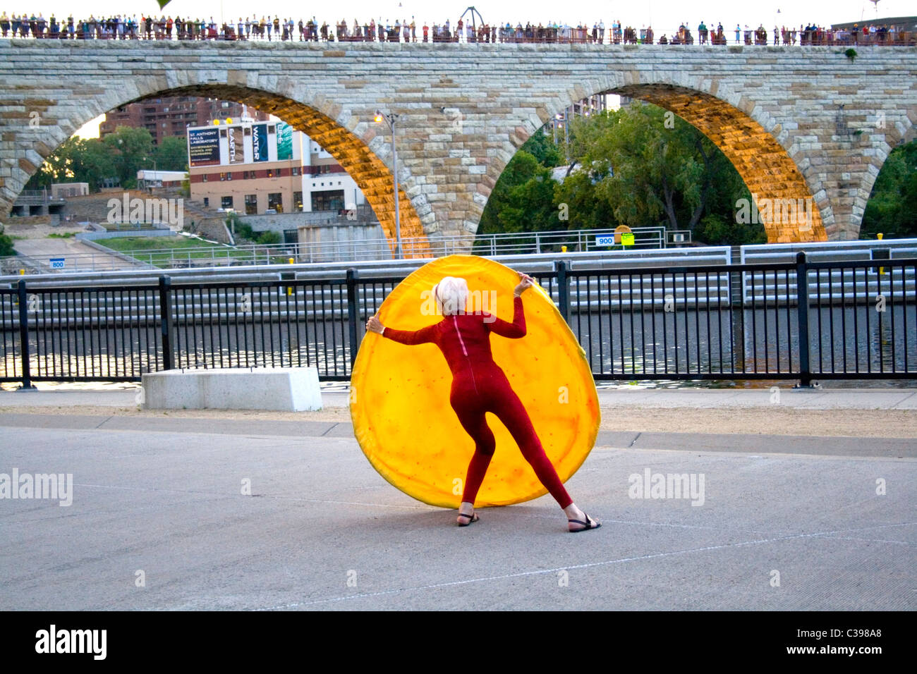 La ballerina celebrando solstizio estivo presso il fiume Mississippi e la pietra il ponte di Arco. Minneapolis Minnesota MN USA Foto Stock