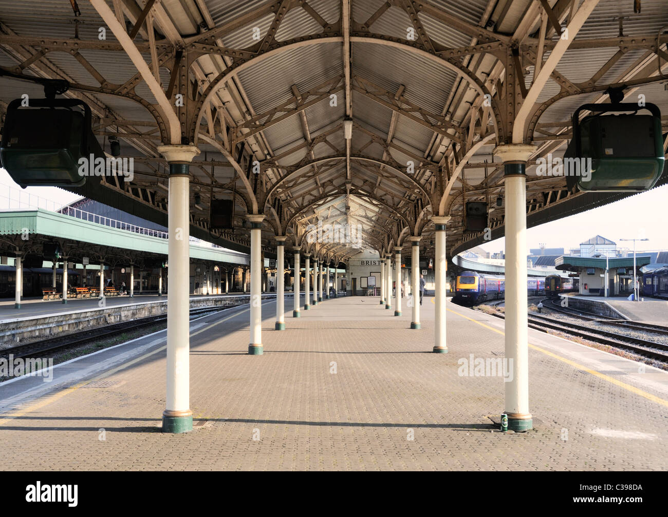 Tipico British regione Sudest stazione ferroviaria con tettoia piattaforma su una soleggiata mattina tranquilla a Bristol Temple Meads. Foto Stock