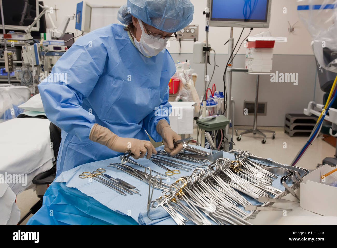 Detroit, Michigan - un infermiere prepara gli strumenti chirurgici per un funzionamento a San Giovanni ospedale. Foto Stock