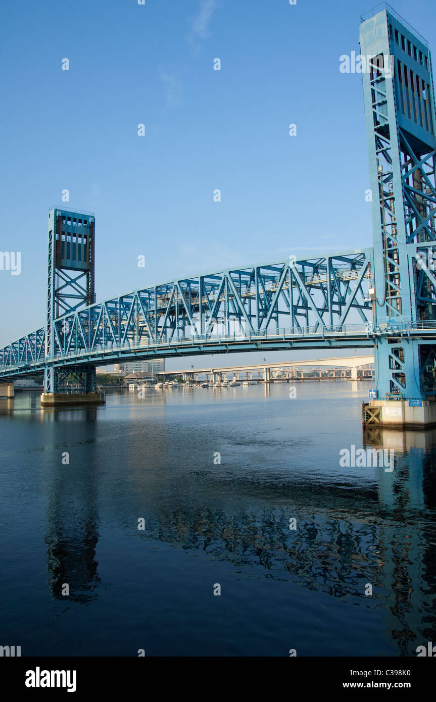 Florida, Jacksonville. Il Jacksonville Landing area lungo fiume del St Johns, la principale St. Bridge. Foto Stock