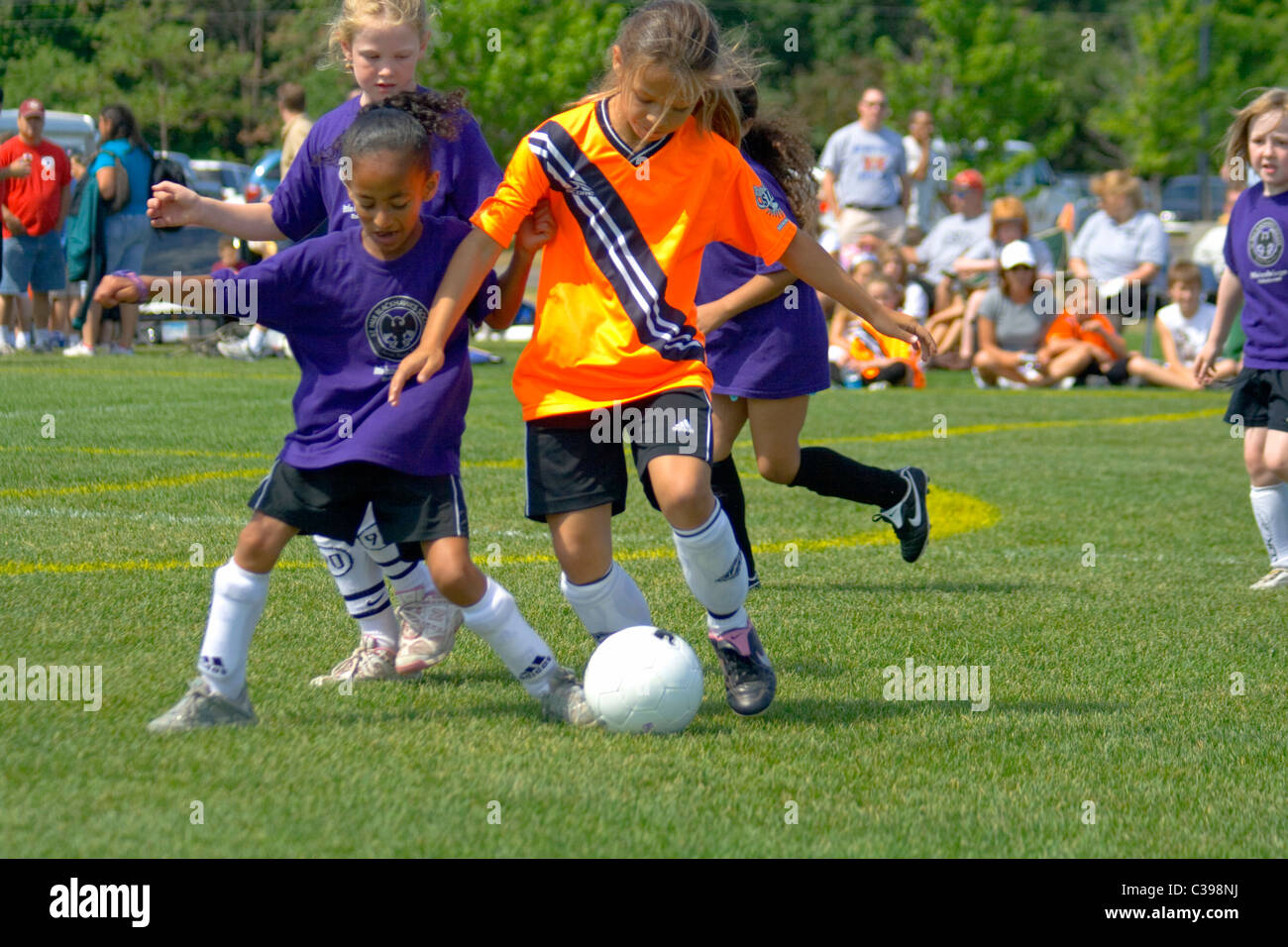 Ragazze età 10 calci palla in gioco di calcio. St Paul Minnesota MN USA  Foto stock - Alamy