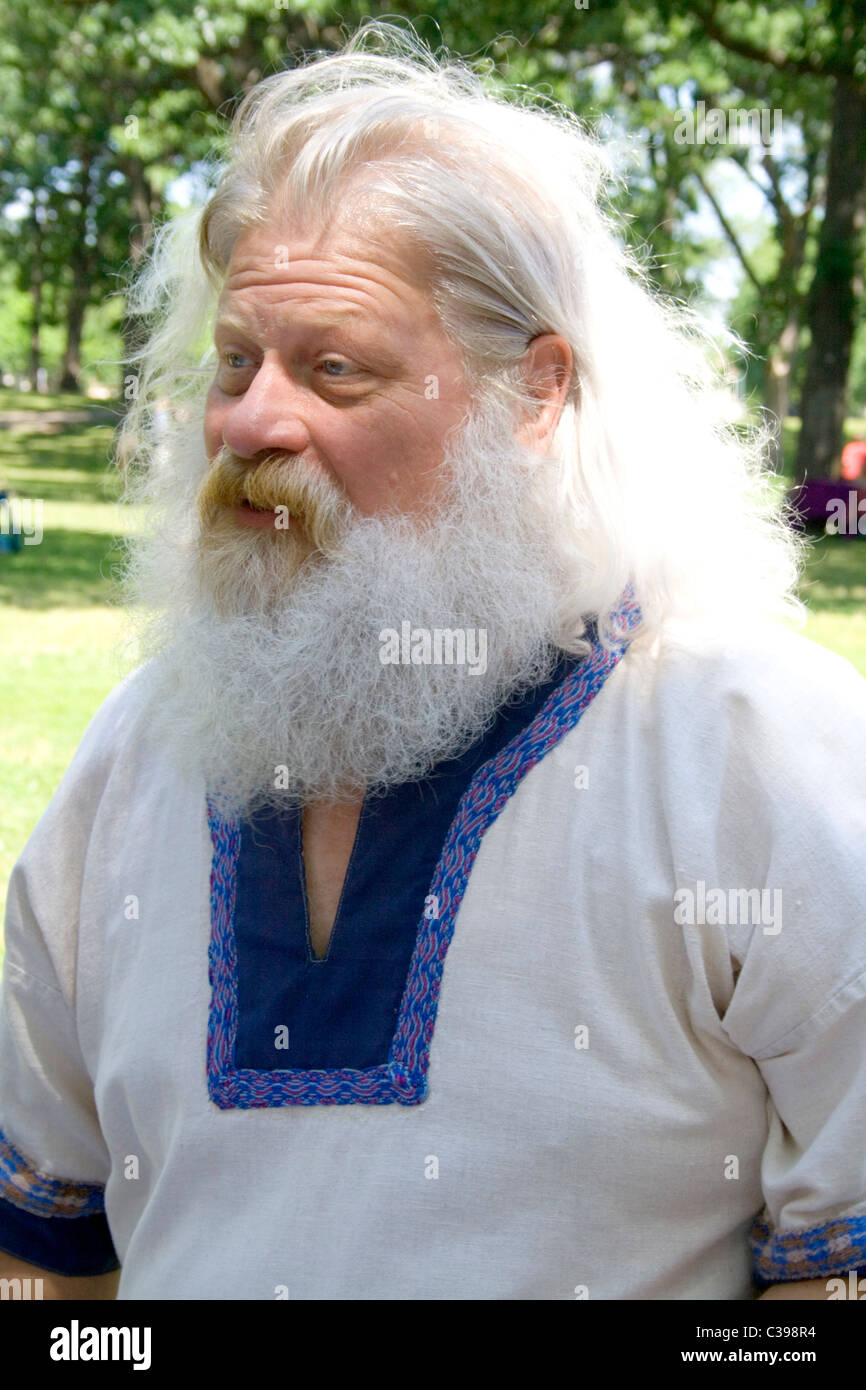 Uomo con grande barba bianca in costume sulla Norvegia giorno a