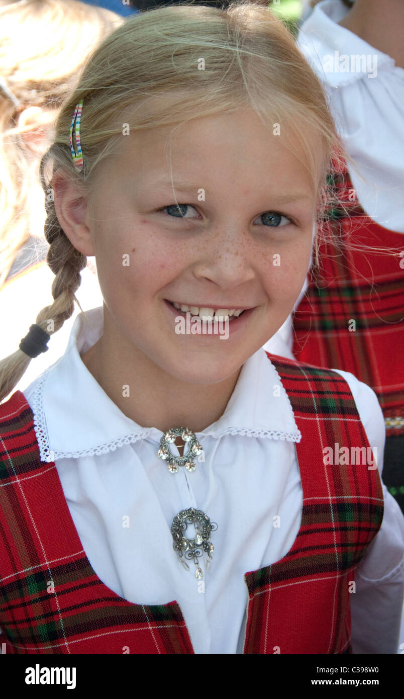 Girl Età 10 vestito per la Norvegia il giorno con perni di norvegesi. Minneapolis Minnesota MN USA Foto Stock