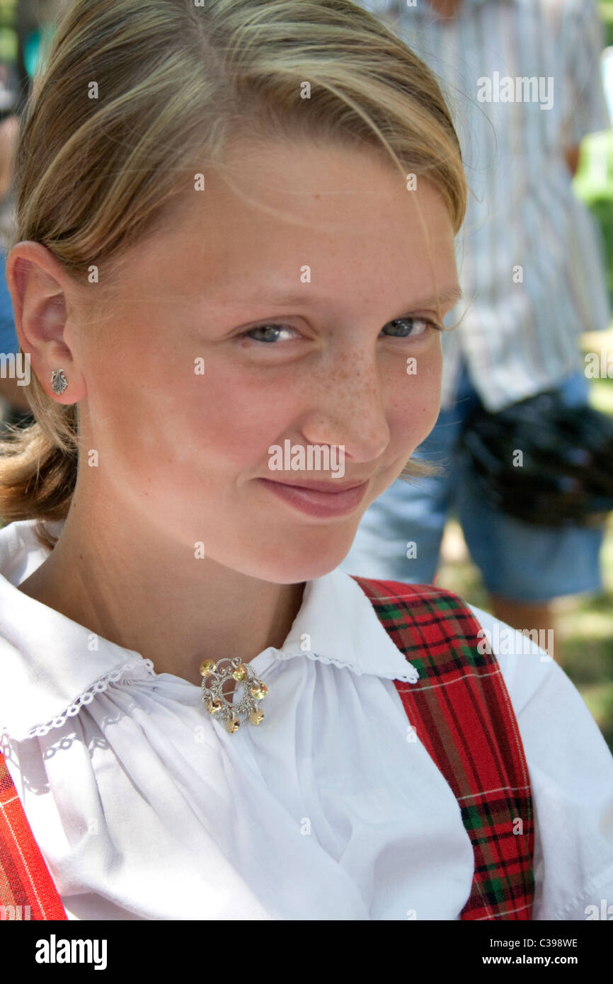 Teen in abito norvegese sorridente in Norvegia il giorno in Minnehaha Park. Minneapolis Minnesota MN USA Foto Stock