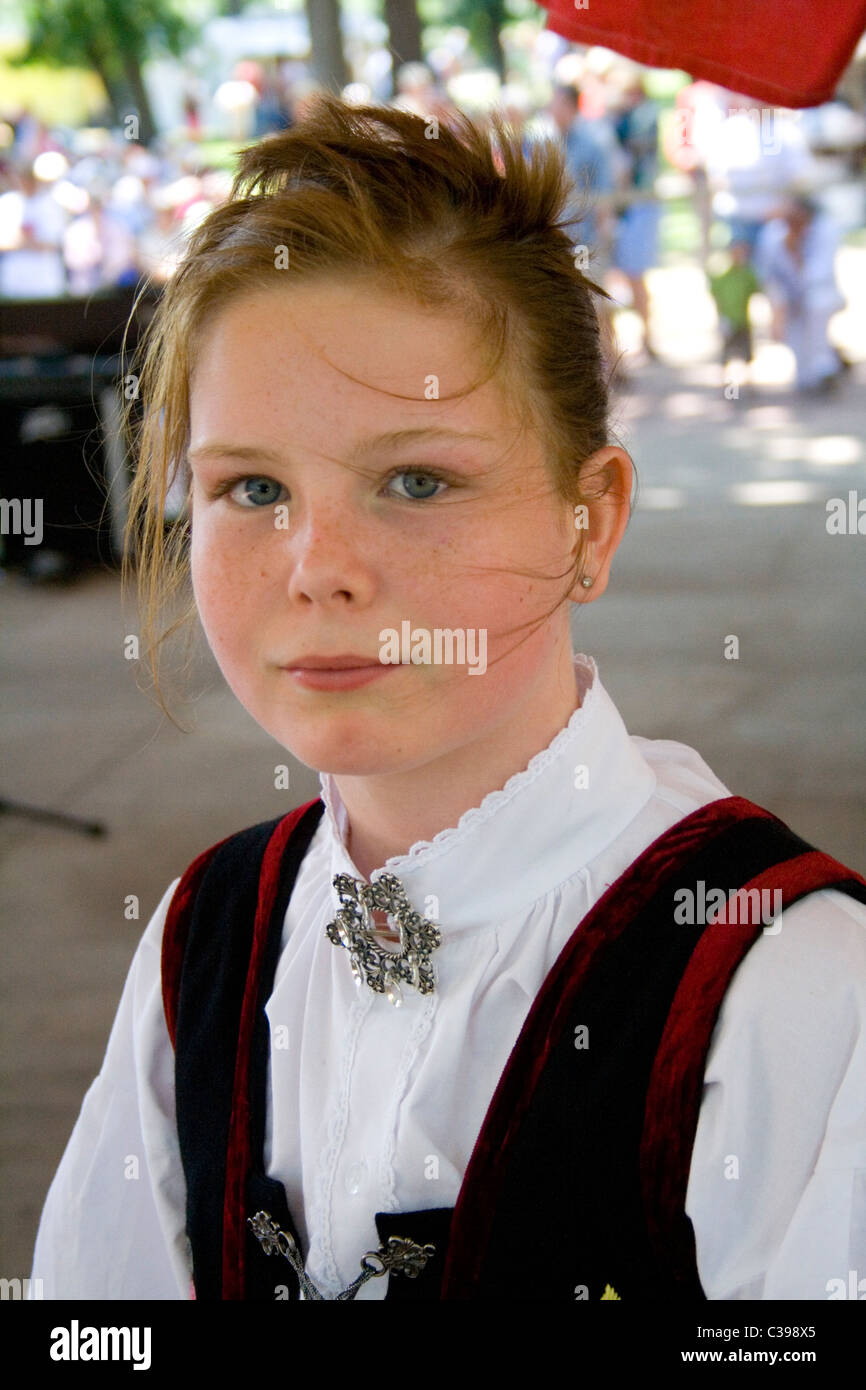 Attraente teen in abito norvegese in Norvegia il giorno in Minnehaha Park. Minneapolis Minnesota MN USA Foto Stock