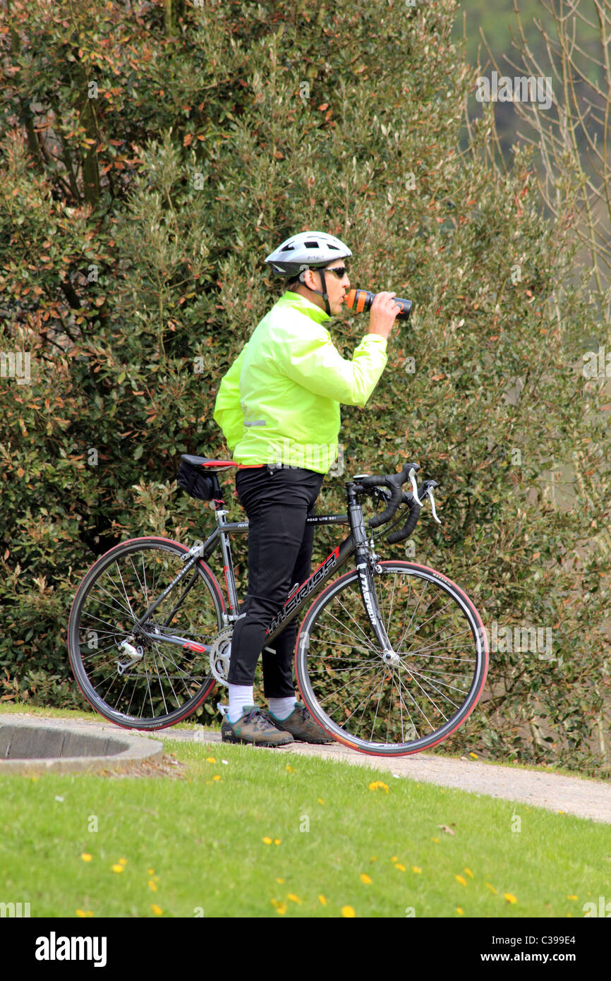 Ciclista beve verde trasporto sostenibile Foto Stock