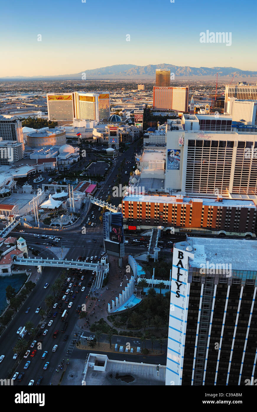Las Vegas Strip al tramonto. Visto dalla parte superiore della torre Eiffel Hotel. Foto Stock