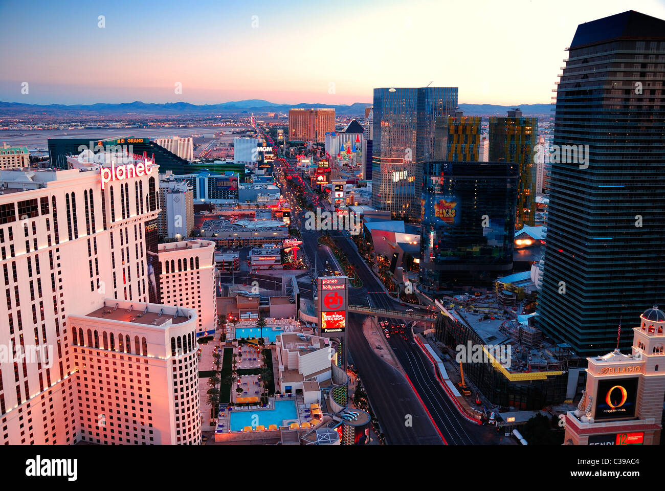 Città urbana street, Las Vegas, Nevada, con hotel di lusso a Las Vegas Strip al tramonto. Foto Stock