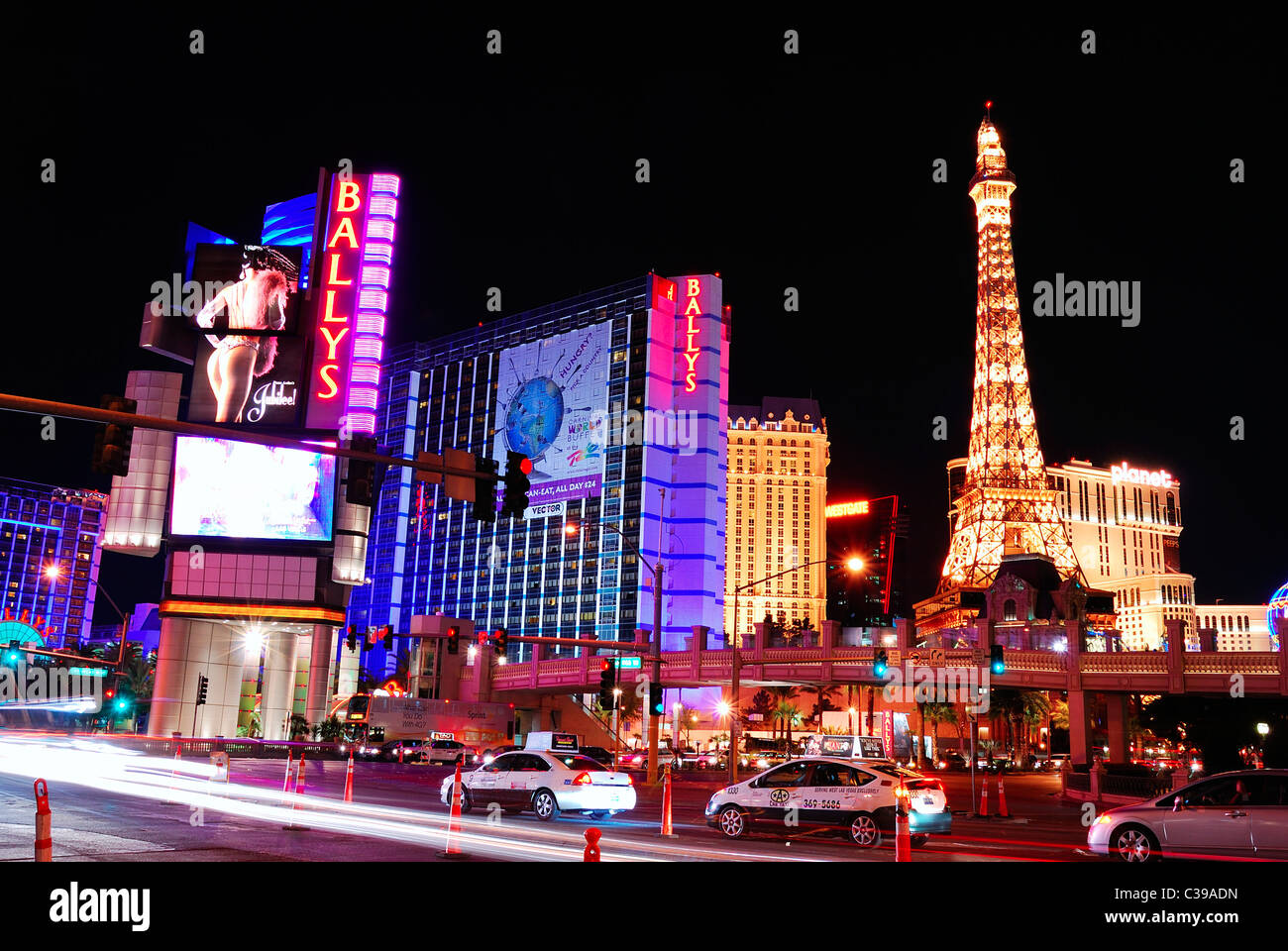 Striscia street night scene, Las Vegas, con spot e hotel di lusso Foto Stock