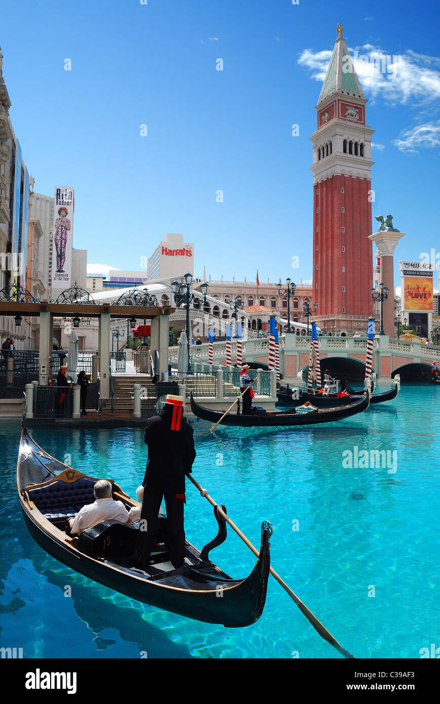 Venezia tema veneziano e Caesars Casino Hotel di Las Vegas, Nevada, con stile Europeo di Architettura e barca. Foto Stock