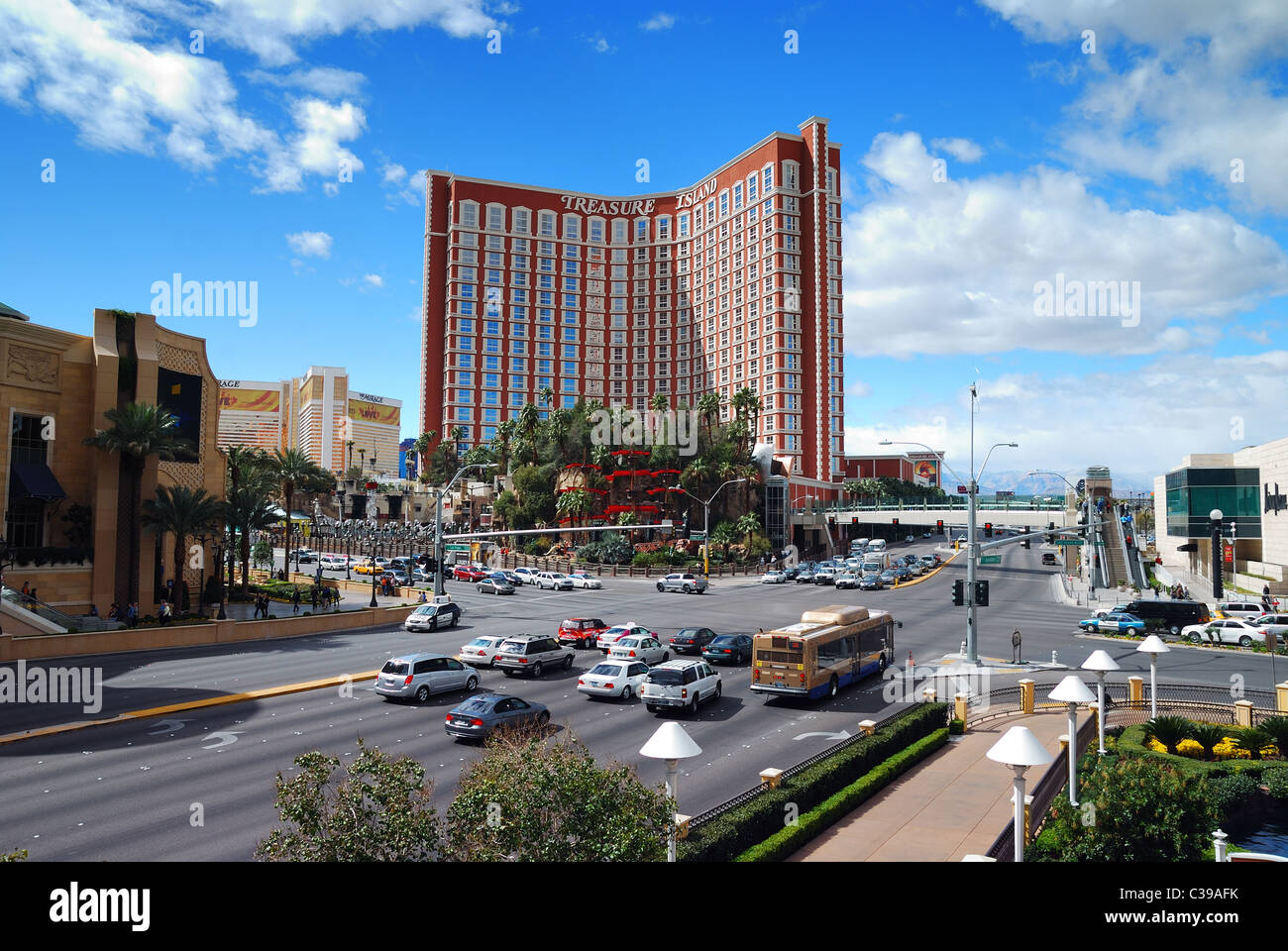 Las Vegas Street view con l'Isola del Tesoro e del traffico. Foto Stock