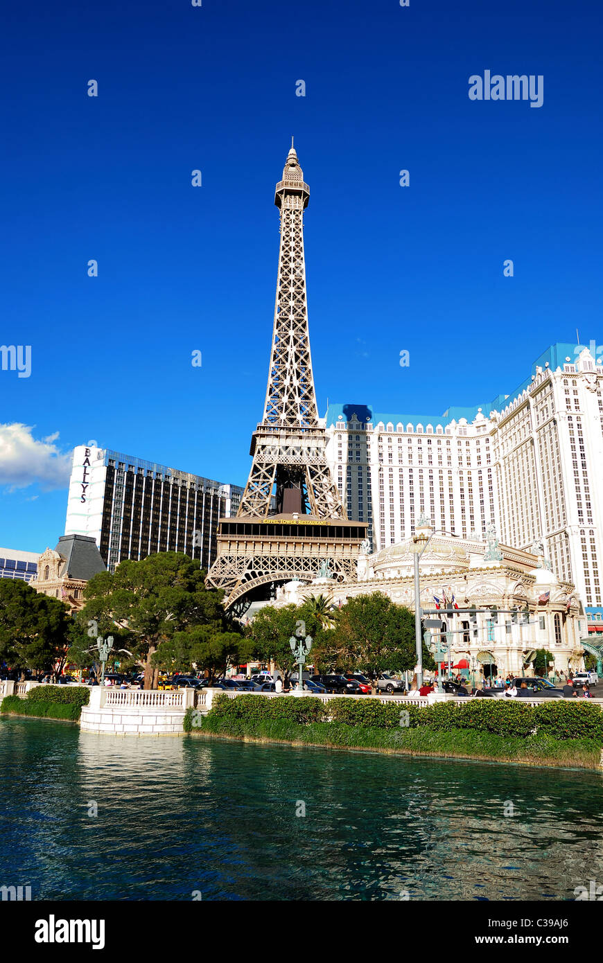 Parigi e Ballys Hotel Casino, Las Vegas, con il lago sulla striscia. Foto Stock