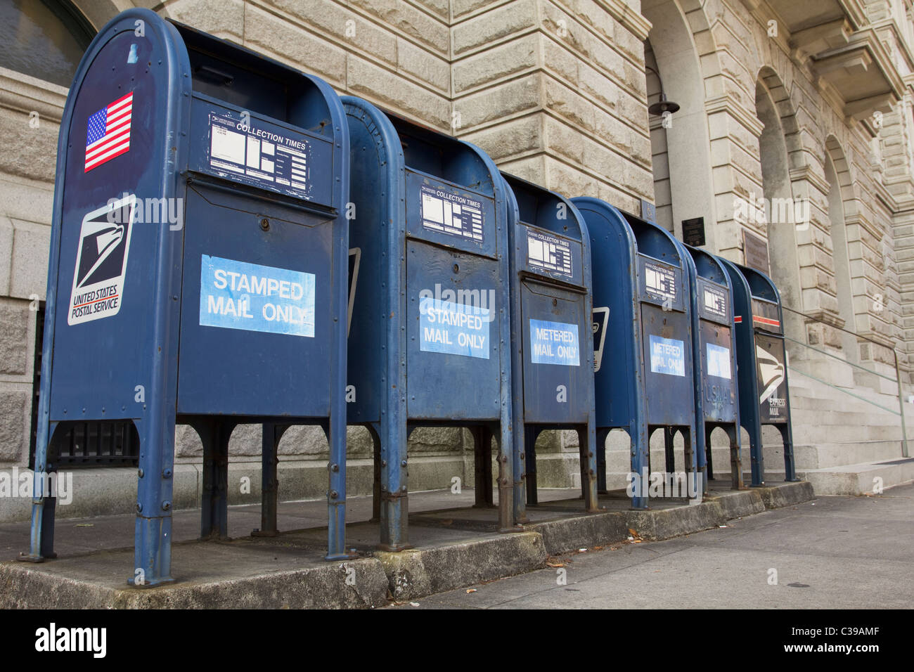 Fila di caselle blu al di fuori degli STATI UNITI Ufficio postale e Courthouse in Charleston, Carolina del Sud Foto Stock