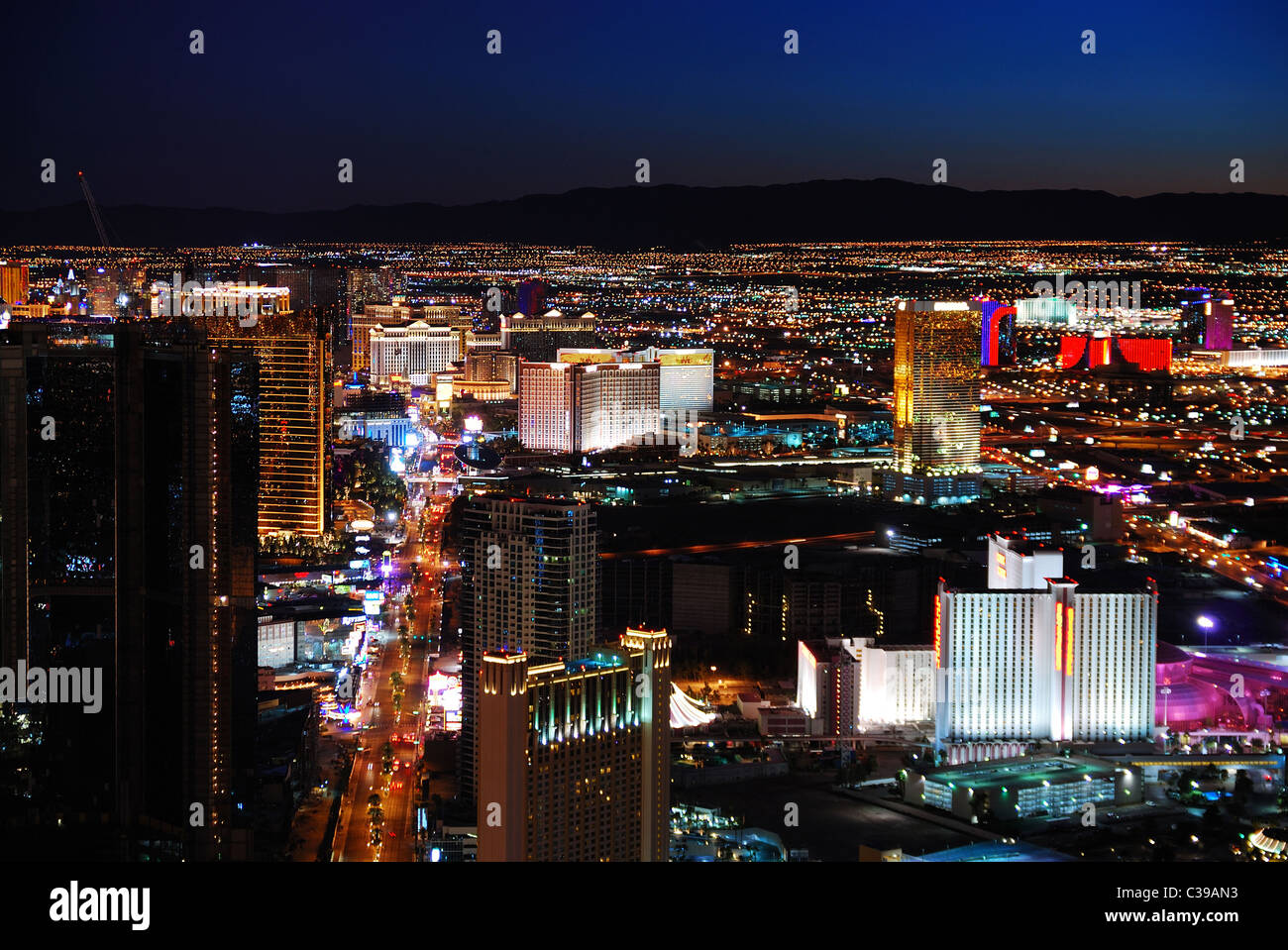 Las Vegas strip skyline scena notturna con hotel illuminato. Foto Stock