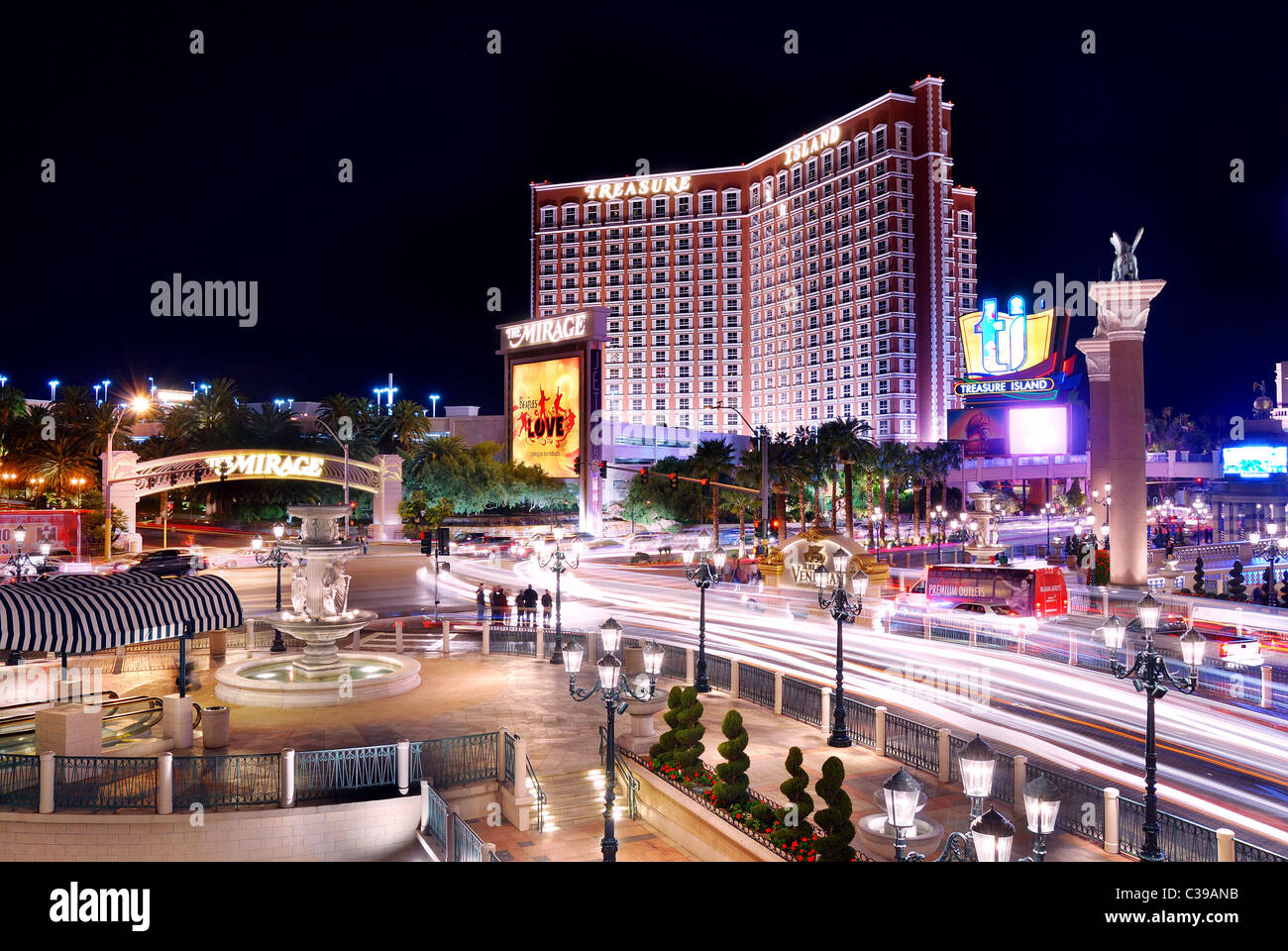 Treasure Island Hotel Casino di notte con il traffico intenso, Las Vegas. Foto Stock