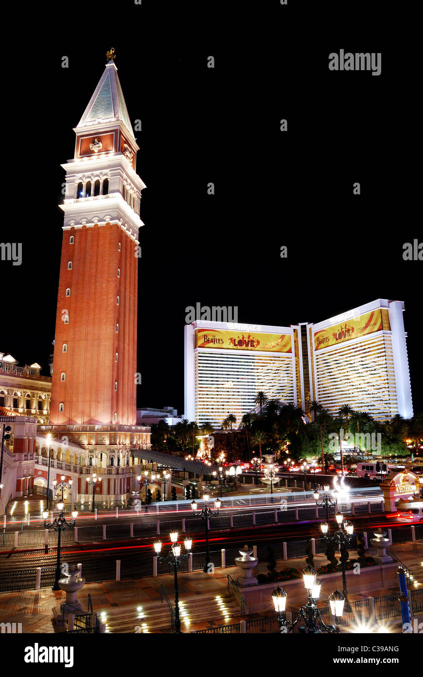 Veneziani e Mirage Hotel Casino con la torre dell orologio illuminato con luci colorate di notte, Las Vegas Foto Stock