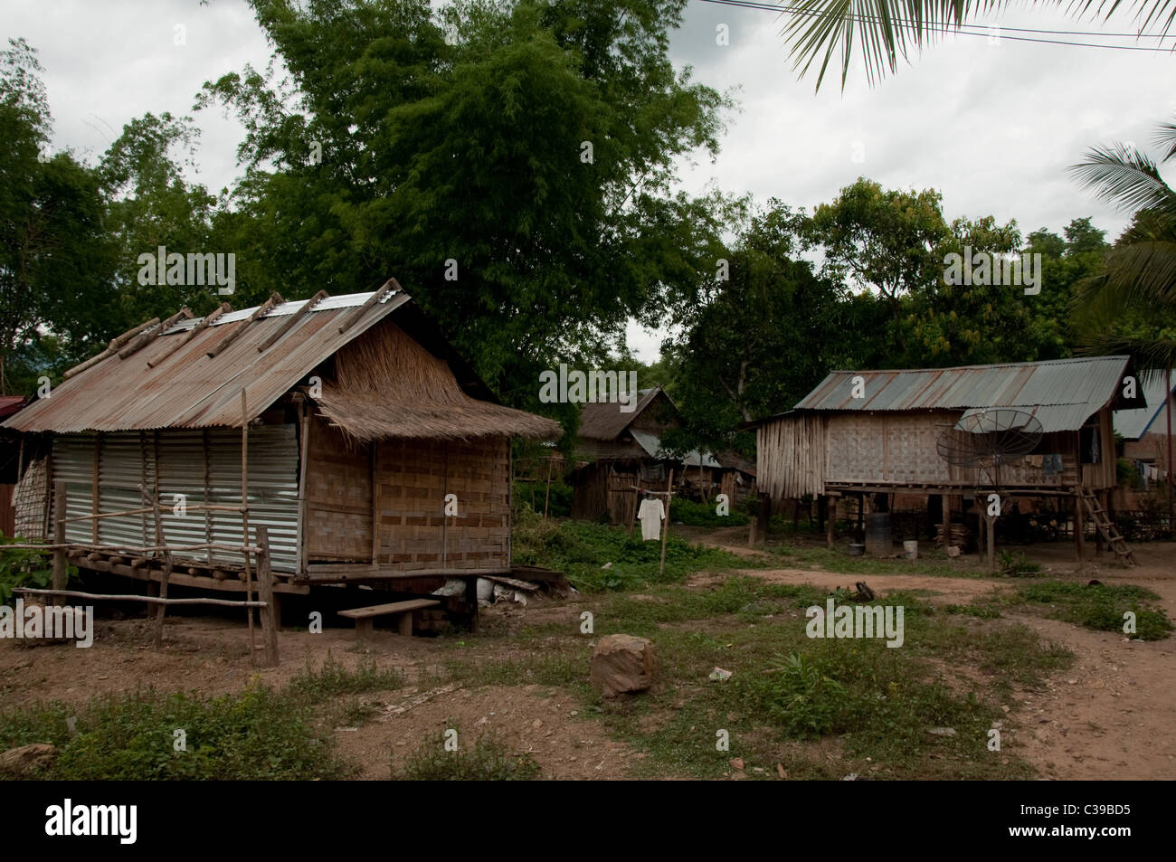 Baracche di legno in un fiume Mekong borgo vicino a Luang Prabang, Laos Foto Stock