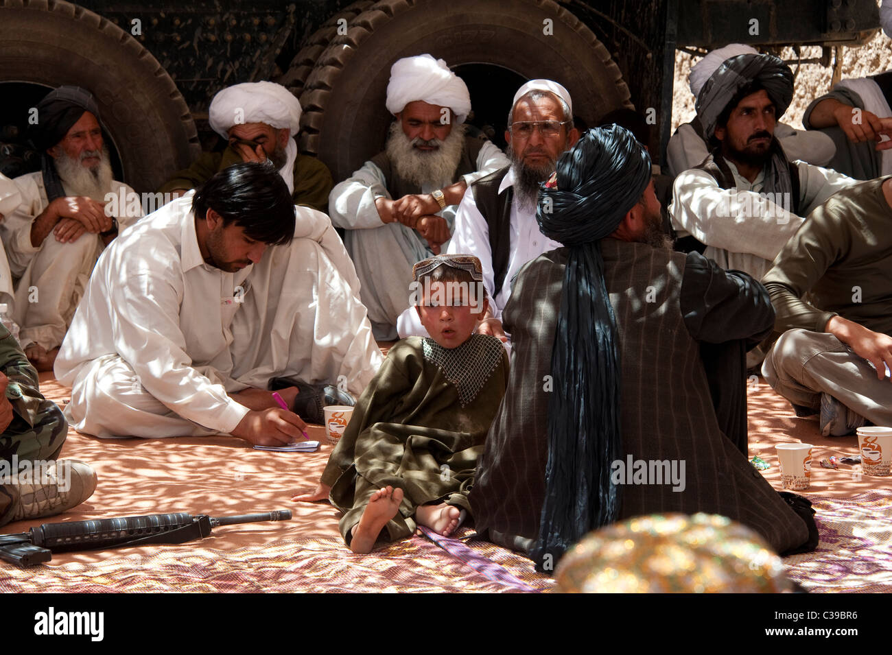 Riunione di anziani del villaggio in Helmand in Afghanistan Foto Stock