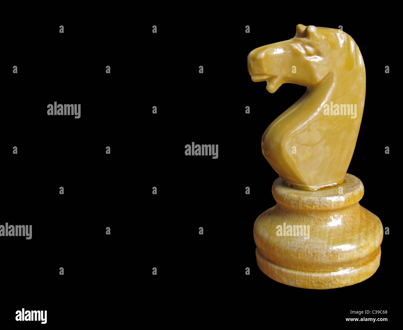 Scacchi in legno knight su nero Foto Stock