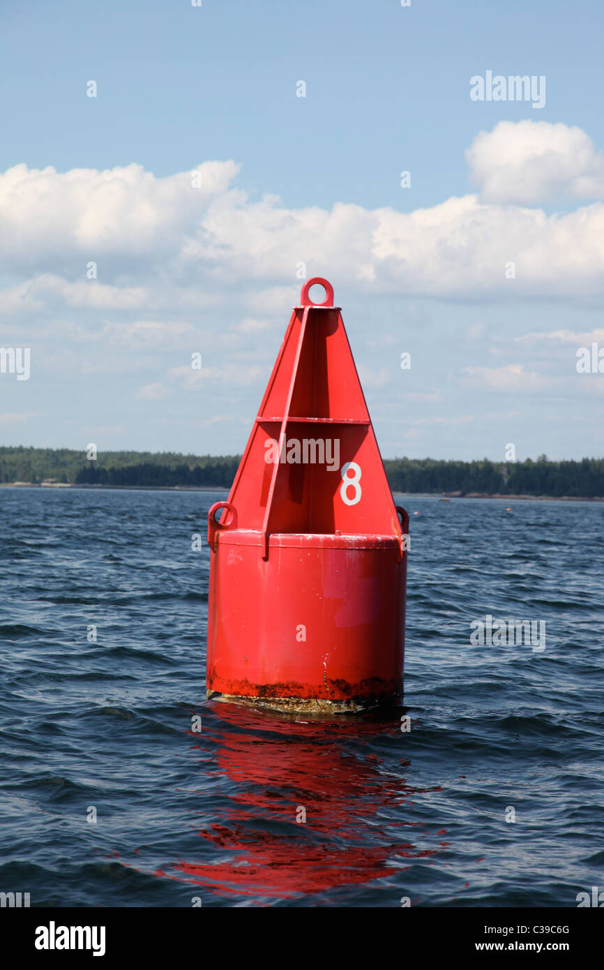 Red boa numero 8 nell'oceano Foto Stock