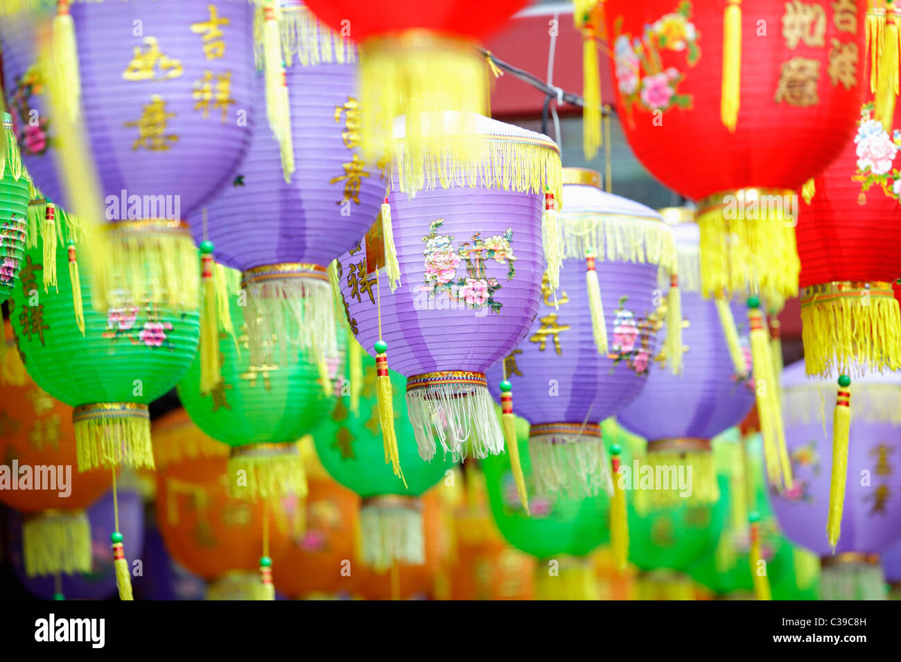 Colorate lanterne cinesi appeso a una fila Foto Stock