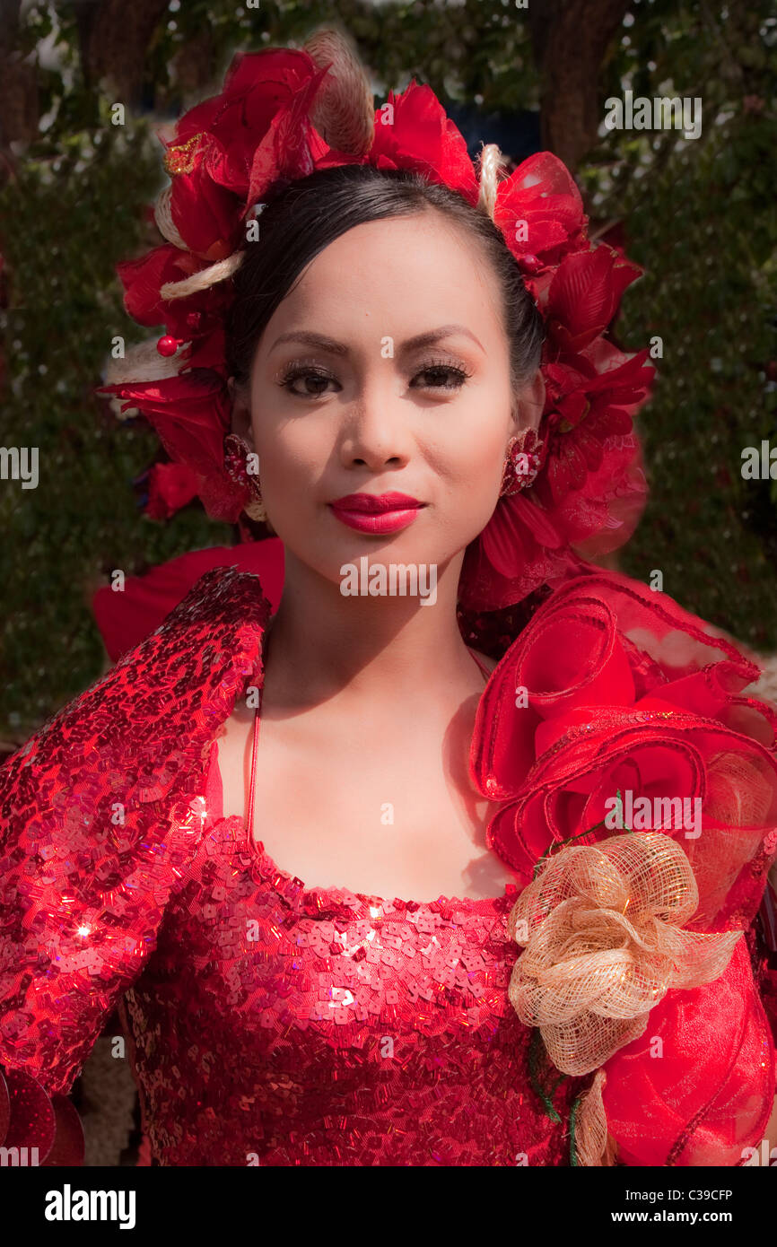 Ritratto di una donna in abito rosso che partecipano a una street dance festival a Manila nelle Filippine Foto Stock