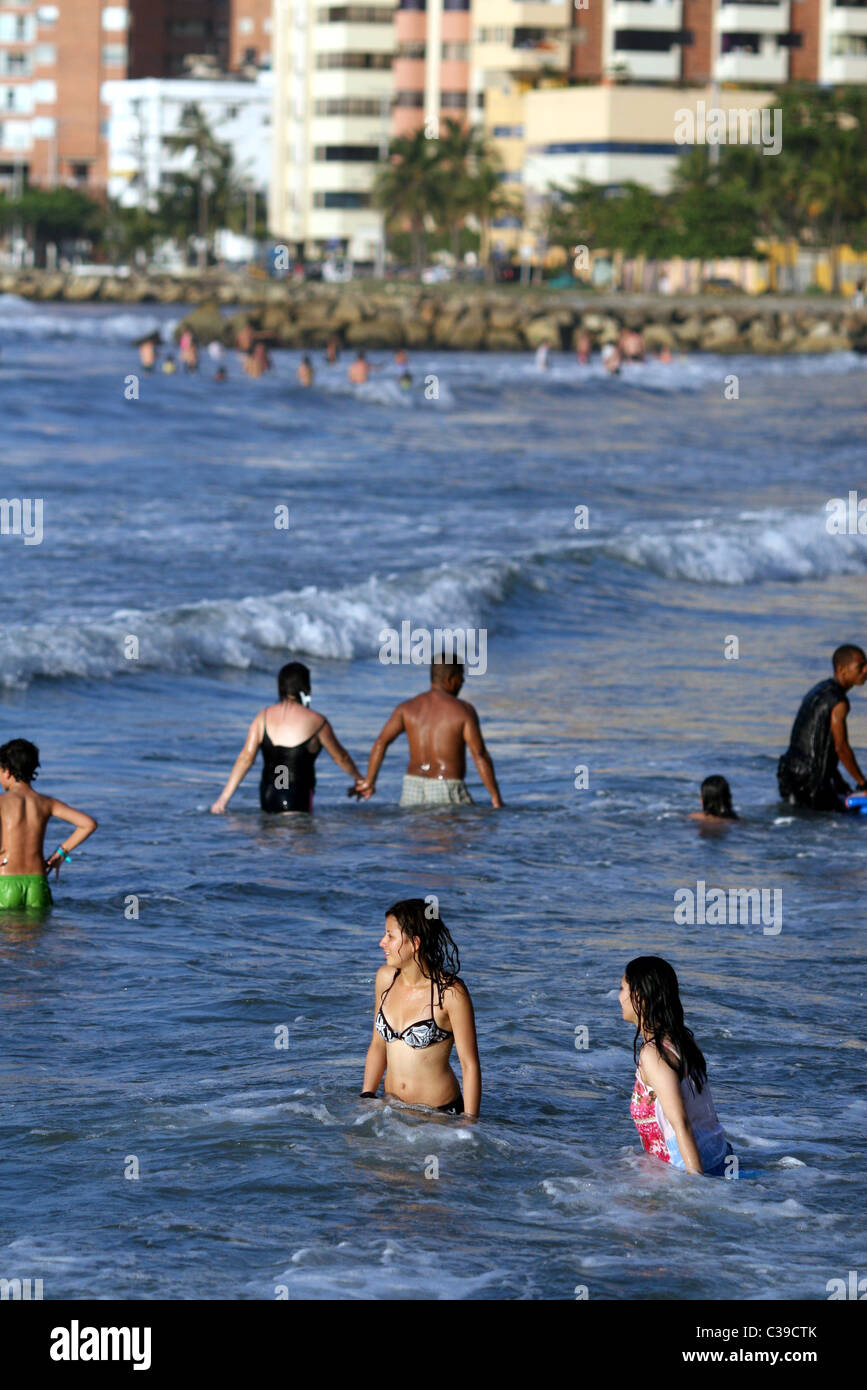 La folla sulla spiaggia di Bocagrande. Cartagena, Bolivar, Colombia, Sud America Foto Stock