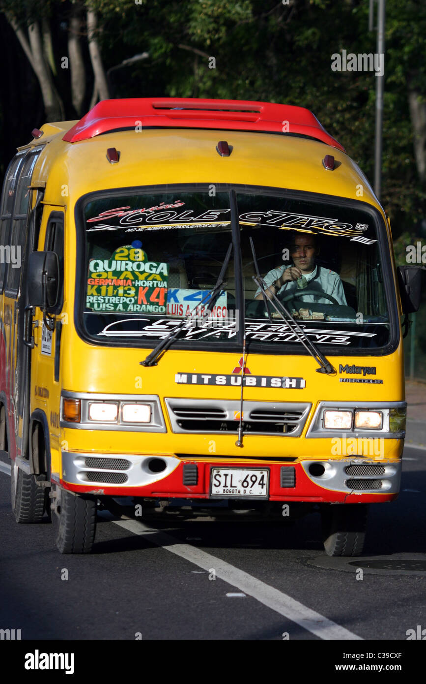 Il mini bus a Bogotà durante le ore di punta del traffico. Bogotà Distretto Capitale, Colombia, Sud America Foto Stock