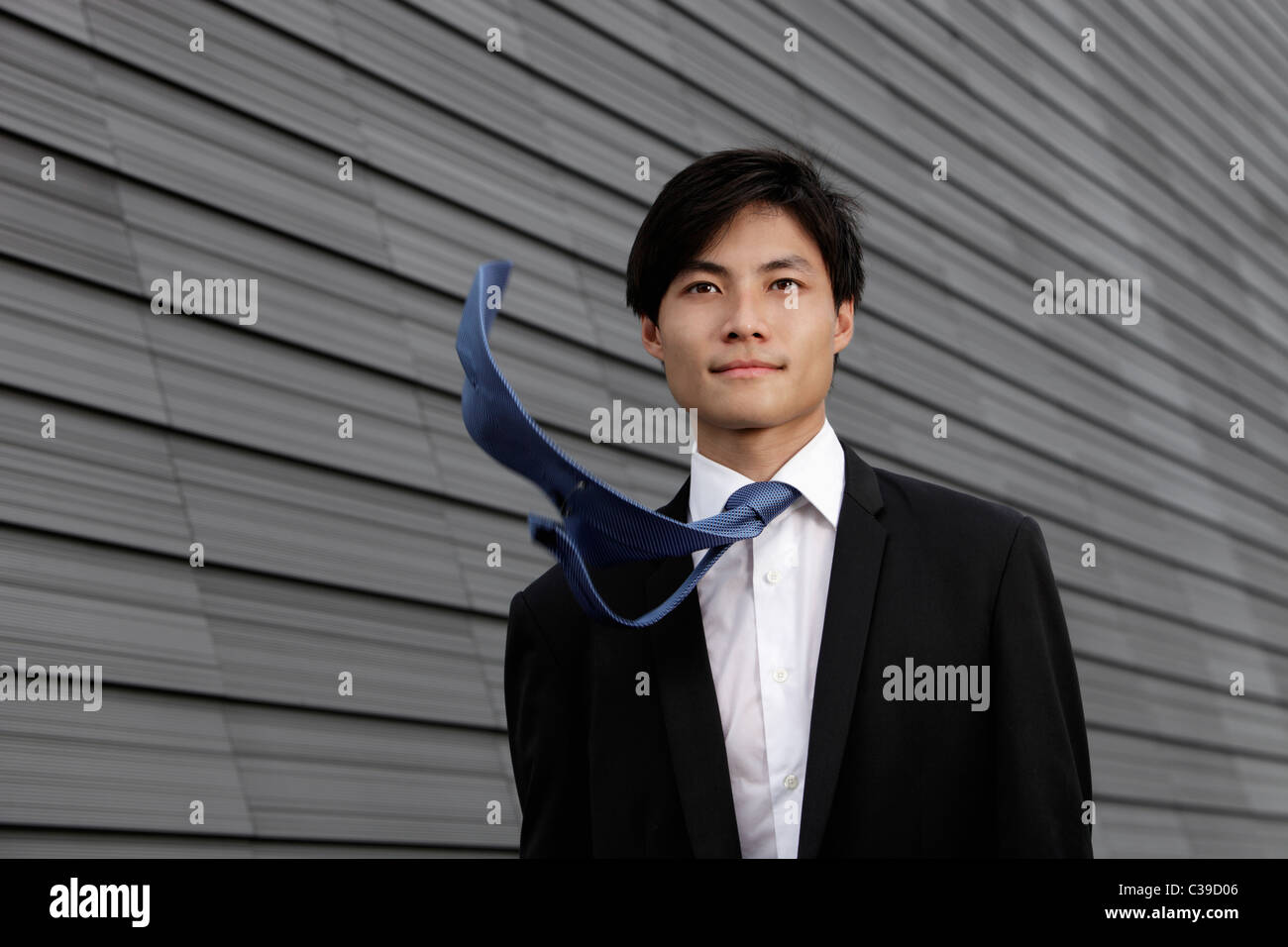 Uomo cinese che indossa un abito con cravatta al vento Foto stock - Alamy
