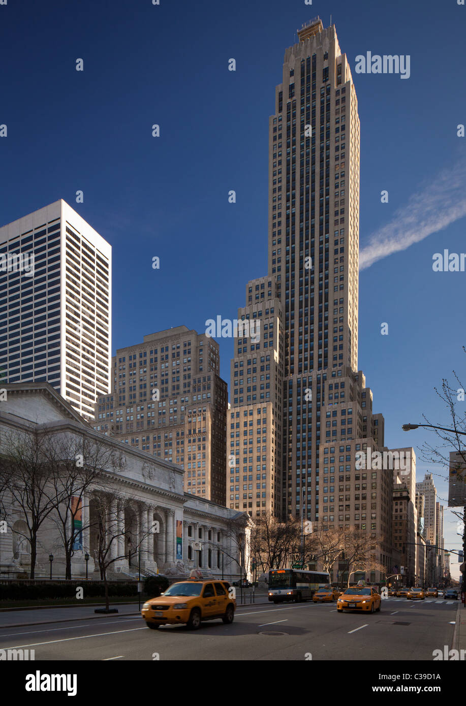 Il Rockefeller Center e la Biblioteca Pubblica di New York lungo la Quinta Avenue a Manhattan, New York Foto Stock