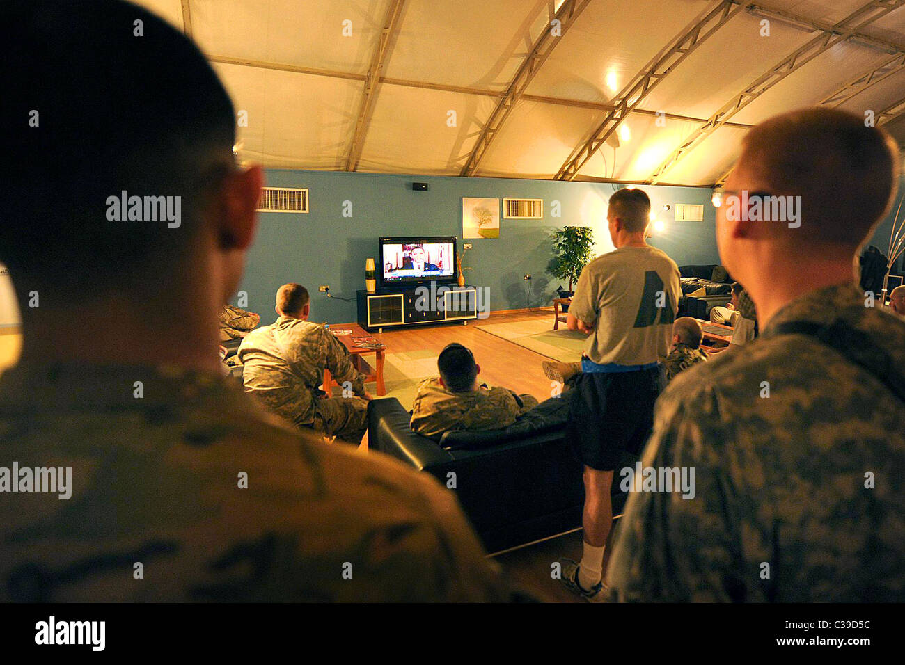 Negli Stati Uniti i membri del servizio guardare in televisione il presidente Obama parla circa i dettagli della morte di 9/11 mastermind, Osama Bin Laden Foto Stock