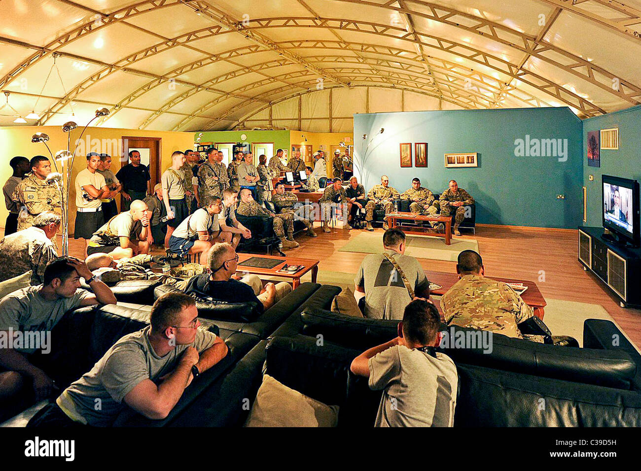 Negli Stati Uniti i membri del servizio guardare in televisione il presidente Obama parla circa i dettagli della morte di 9/11 mastermind, Osama Bin Laden Foto Stock