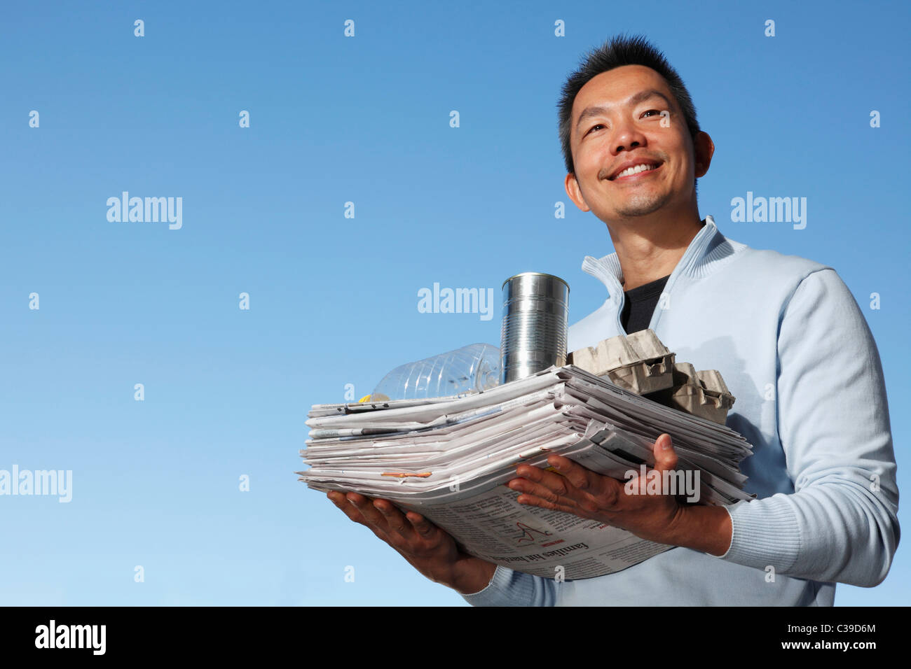 Uomo cinese che trasportano cose da riciclare Foto Stock
